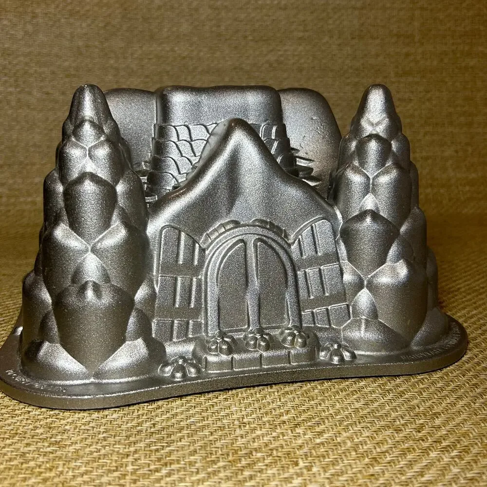Nordic Ware Gingerbread House Bundt Pan Cottage Cake Mold Aluminum